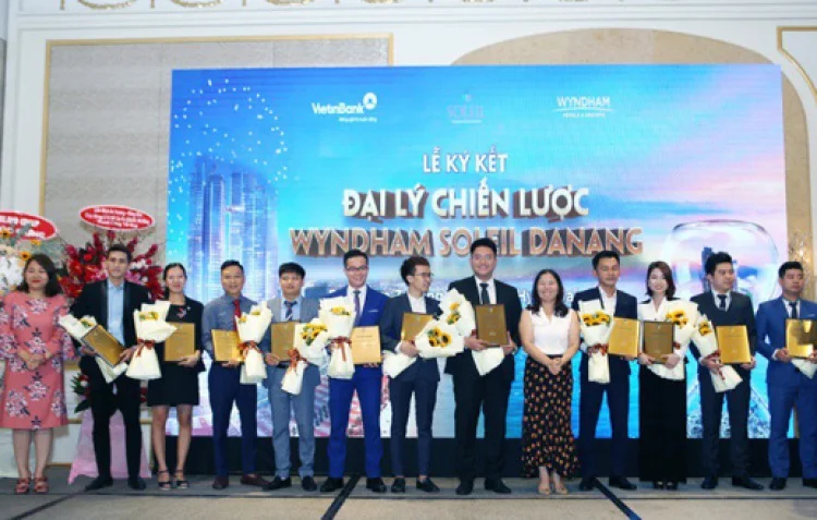 Mẫu đồng phục khách sạn nổi tiếng ở Việt Nam 4 đòng phục khách sạn