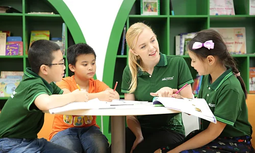 Tìm hiểu thương hiệu và mẫu đồng phục trung tâm anh ngữ nổi tiếng 4 đông fphujc trung tâm anh ngữ