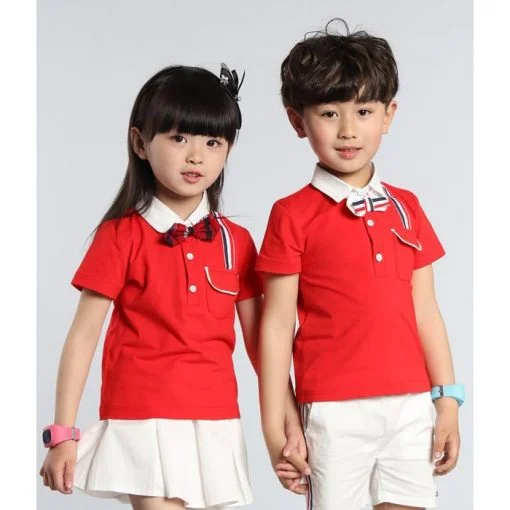 Đồng Phục Mầm Non – Xây Dựng Hình Ảnh Trường Học Chuyên Nghiệp 4 Bộ đồng phục mầm non áo polo màu đỏ dáng cổ nơ kèm chân váy và quần short