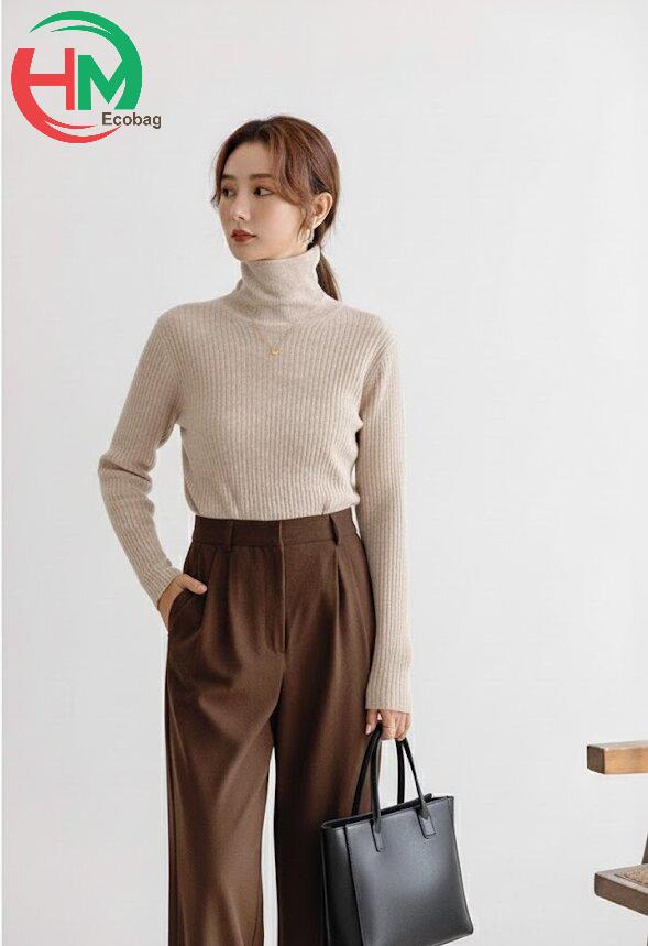 Phối đồ công sở mùa đông nữ với áo len cổ lọ kết hợp cùng quần tây