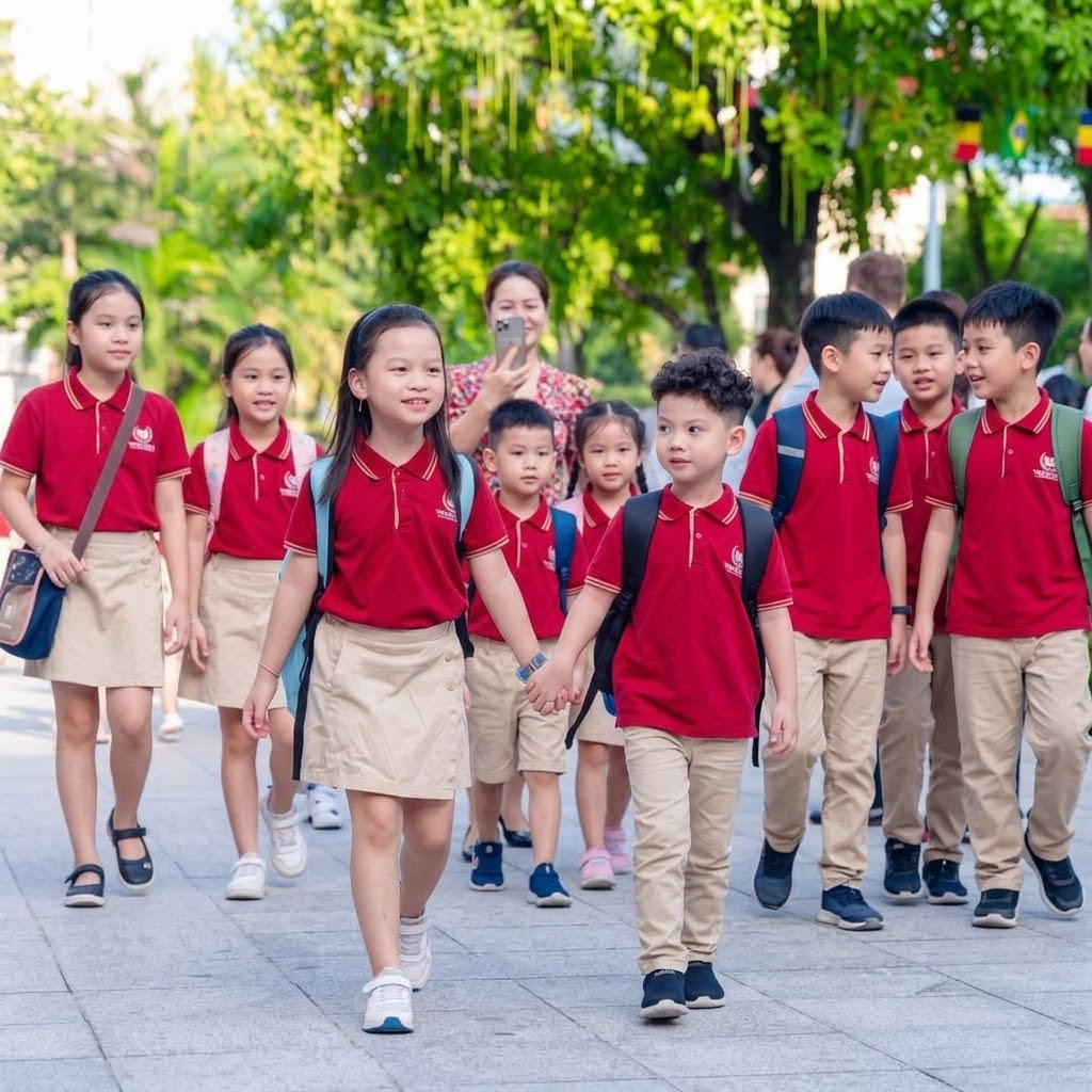 Áo Đồng Phục Vinschool Màu Đỏ – Thiết Kế Polo Nổi Bật, Chuyên Nghiệp 4 Mẫu đồng phục vinschool màu đỏ phù hợp dành cho hệ thống vinschool cấp 1