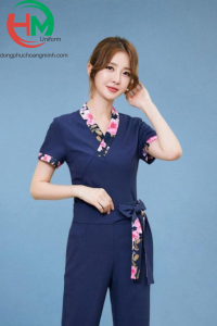 Mẫu đồng phục spa nữ màu xanh navy phối họa tiết hoa